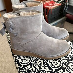 Uggs Australia Drew Sunshine Perf Bailey Bow Seal Grey Sheepskin Suede boots.